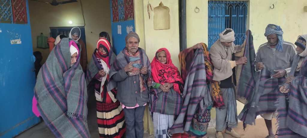 प्रधान ने जरूरतमंदो को ससम्मान वितरित कराये 150&nbsp;कम्बल