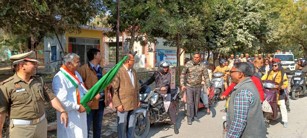 दोपहिया वाहनों की रैली निकाल महिलाओं को यातायात सुरक्षा के लिये किया जागरूक  