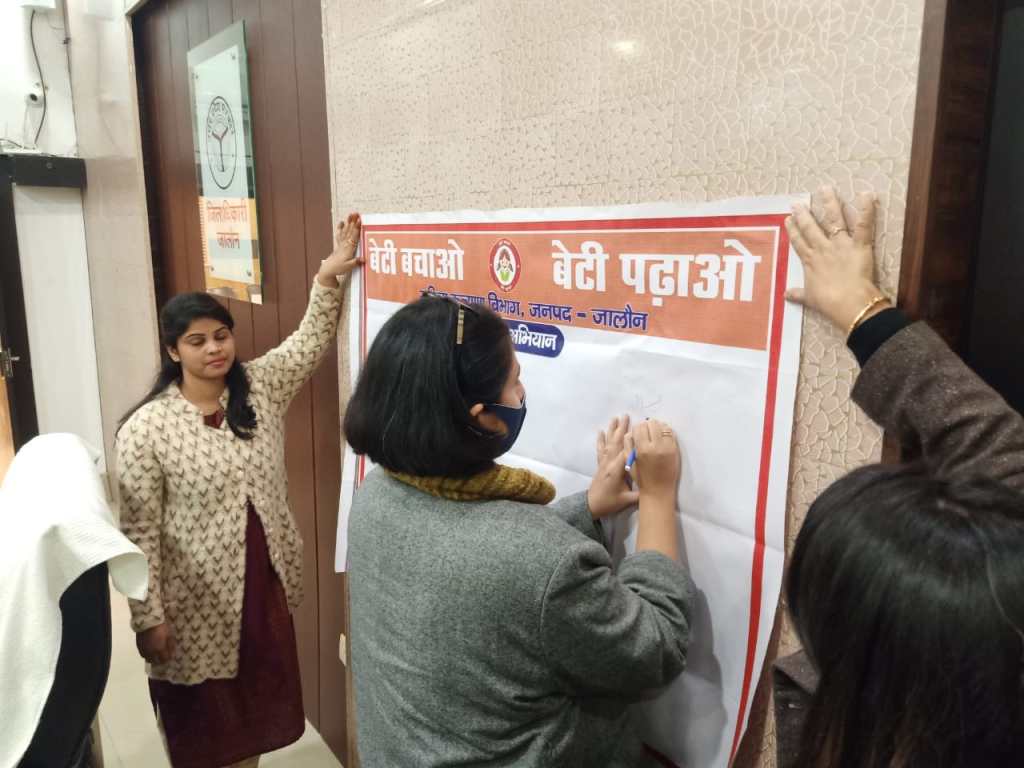 बालिकाओं के लिए अधिकारियों और गणमान्यों ने प्रतिज्ञा ले कर हस्ताक्षर&nbsp;बनाए