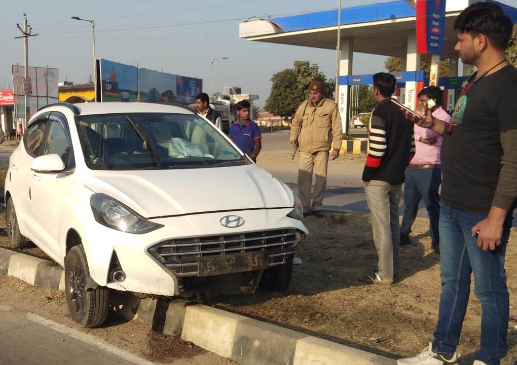 बाइक बचाने के प्रयास में डिवाइडर पर चढी&nbsp;कार