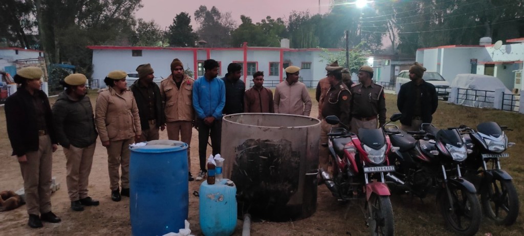 कच्ची शराब उतार कर ज्यादा नशा के लिए खतरनाक यूरिया मिलाने वाले 3 कबूतरे&nbsp;गिरफ्तार