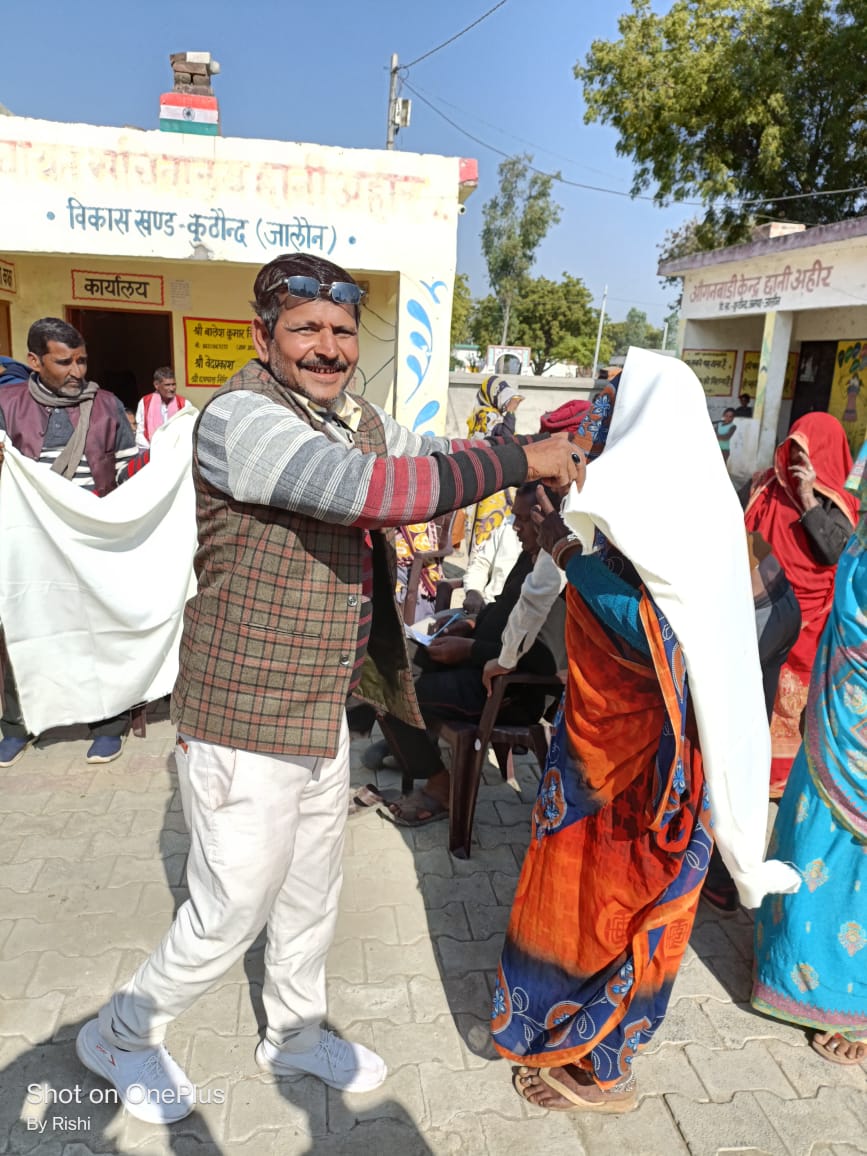 छानी अहीर प्रधान ने 100 उम्र दराज महिलाओं को शाॅल&nbsp;ओढाये