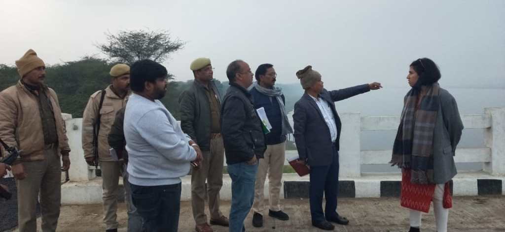 पाल सरैनी पुल के घटिया और बिलंवित कार्य से डीएम खफा, सेतु निगम के अभियंताओं को कडी&nbsp;फटकार