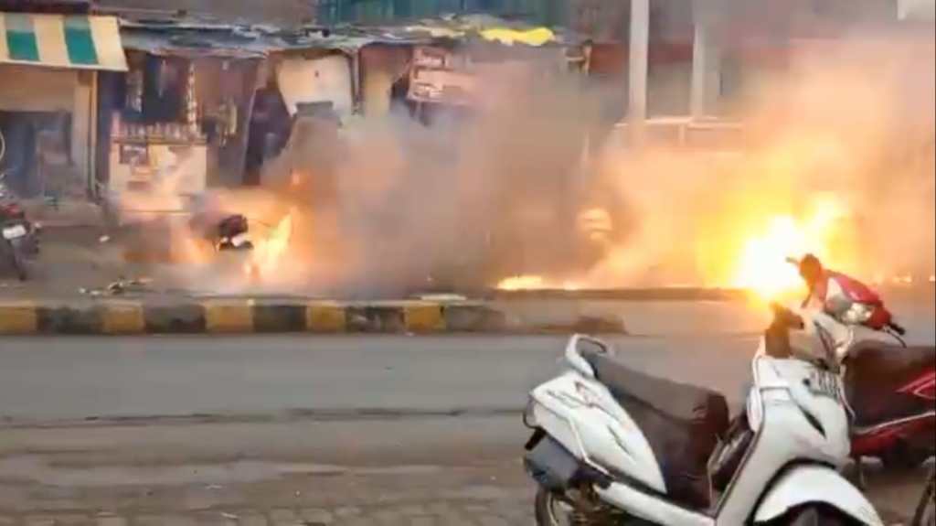 स्टेट बैंक के सामने हाईटेंशन लाइन टूटकर गिरी, टला बडा&nbsp;हादसा