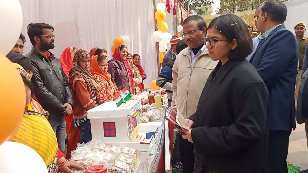 डीएम ने स्थापना दिवस समारोह का फीता काटकर उद्घाटन करने के बाद विकास प्रदर्शनी का किया&nbsp;अवलोकन