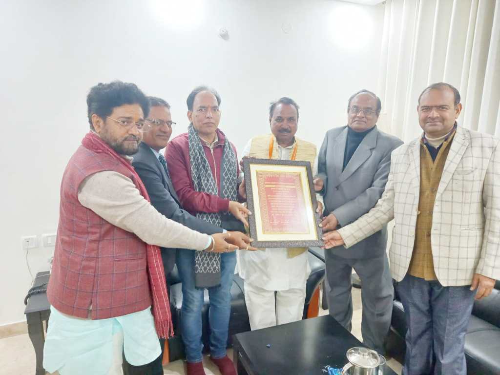 बंुदेलखण्ड सांस्कृतिक एवं सामाजिक सहयोग परिषद ने केन्द्रीय राज्यमंत्री भानुप्रताप वर्मा को&nbsp;नवाजा