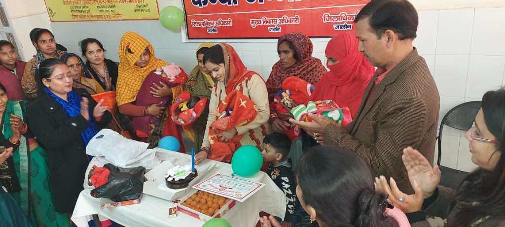 बेटियाँ जन्मी तो जिला चिकित्सालय में माहौल हुआ गुलजार , धूमधाम से मना&nbsp;जश्न