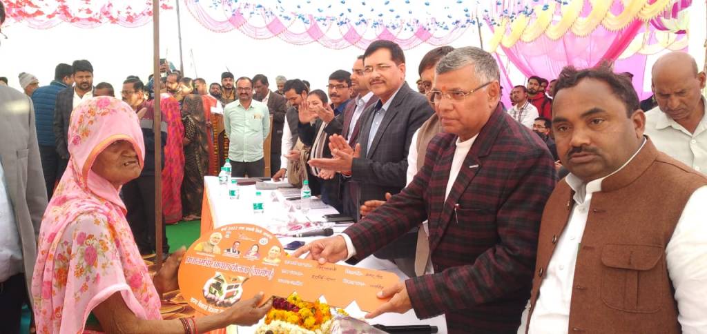 प्रभारी मंत्री ने हरदोई राजा में लगाई चौपाल ,सुनी लोगों की&nbsp;फ़रियाद