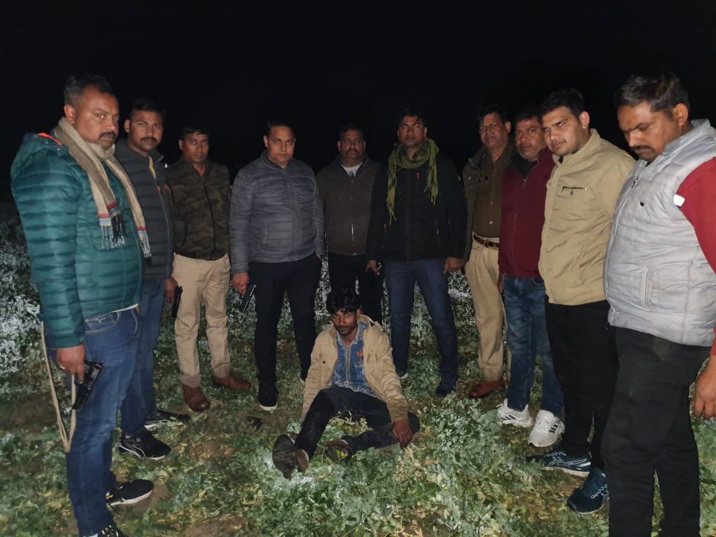 गौवंश से भरे ट्रक को रोकने पर चली गोलियां,पुलिस जवान और बदमाश&nbsp;घायल