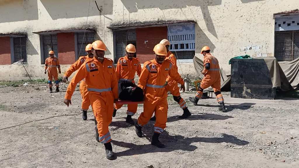 दैवी आपदाओं के समय बचाव के तरीके माक ड्रिल कर&nbsp;समझाए