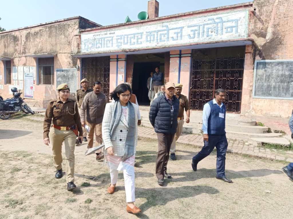 बोर्ड परीक्षा के पहले दिन डी एम ने किया जालौन के छत्रसाल इंटर कालेज में&nbsp;निरीक्षण
