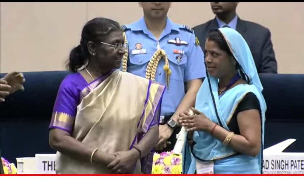 गौरव बढाया –परमार्थ के जल सहेली प्रोजेक्ट से जुडी महिलाओं के जल संरक्षण में योगदान को महामहिम राष्ट्रपति ने रुबरु नवाजा  