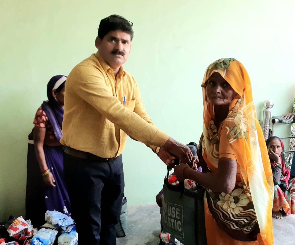 महिलाओं को खुशी बाँटता अनाज&nbsp;बैंक