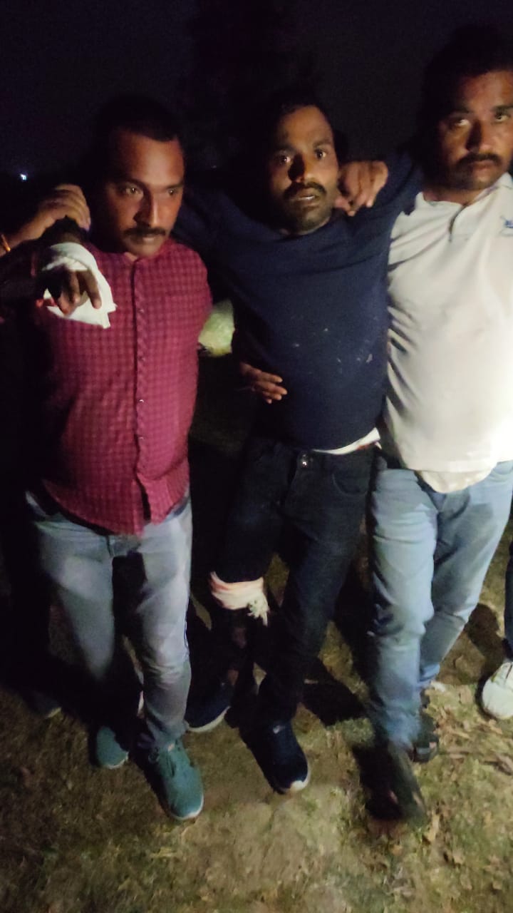 50 हजार रूपये के ईनामी बदमाश ने पुलिस की घेराबंदी देख फायरिंग करके भाग निकलने की कोशिश, जबावी पुलिस कार्यवाही में हुआ घायल व&nbsp;गिरफ्तार