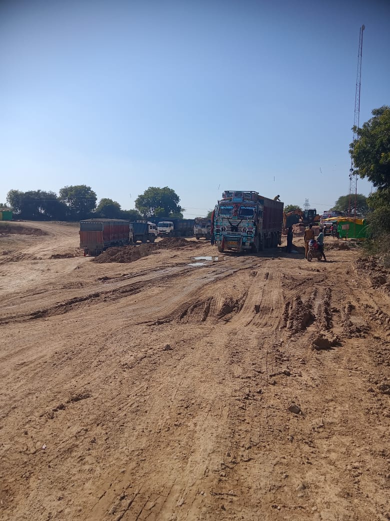 हमीरपुर से स्वीकृत खंड को माफिया  जालौन की सीमा से कर रहे संचालित,प्रशासन&nbsp;मौन