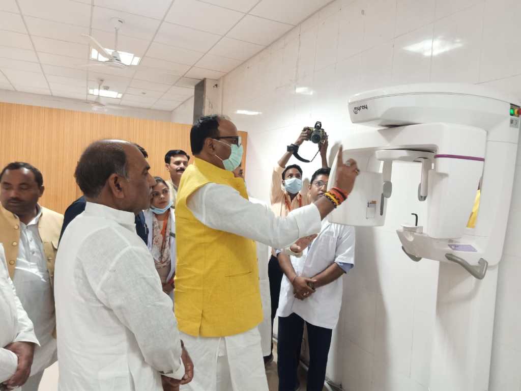 मेडिकल कालेज में बृजेश पाठक ने औपचारिकता में निपटाया निरीक्षण , चिर परिचित सूक्त वाक्य डाक्टरों को सुना कर चलते&nbsp;बने