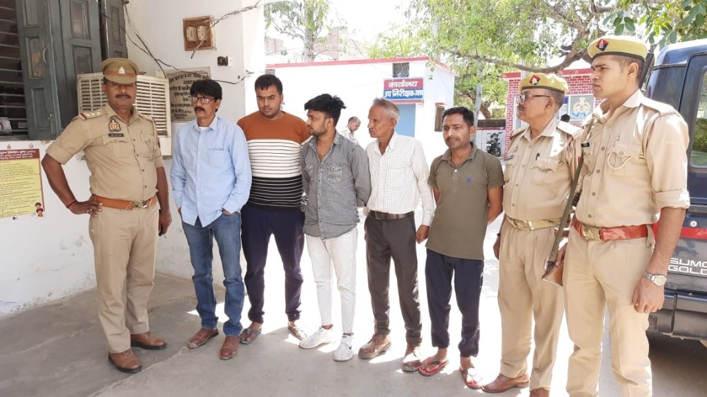 जीएसटी अधिकारी बनकर लोडर से जबरिया वसूली करने वाले 05 लोग&nbsp;पकडे़