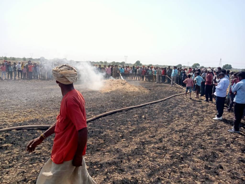 भूसा बना रही मशीन से निकली चिंगारी के कारण खेतों में लगी आग,किसानों के प्रयास से बड़ा हादसा&nbsp;टला