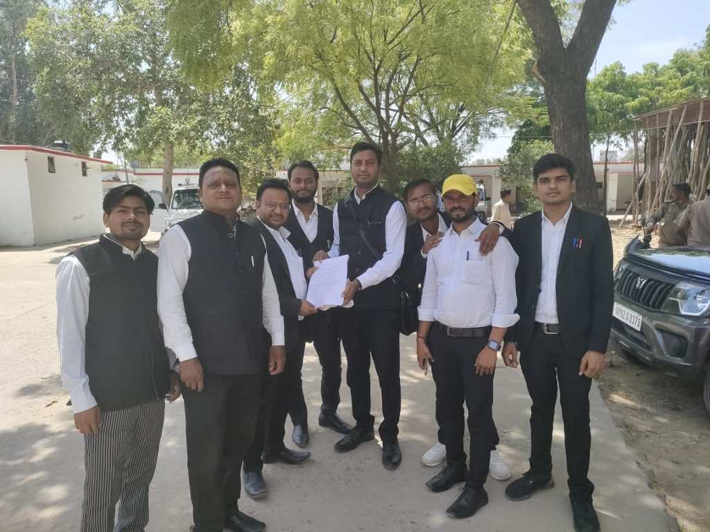 वकीलों के वाहनों के चालान से बिफरे अधिवक्ता एसपी से मिले, नाराज वकीलों को एसपी ने लगाया&nbsp;मलहम