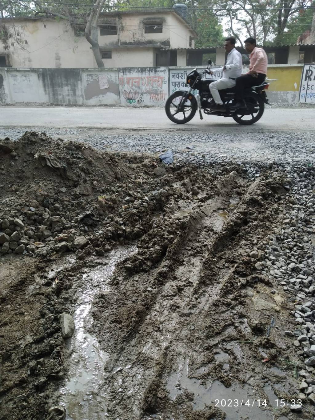 पालिका प्रशासन के लिए जल संरक्षण की अहमियत दो कौडी की, चुर्खी रोड बनाने में दोनों ओर तोड डाली वाटर&nbsp;लाइन