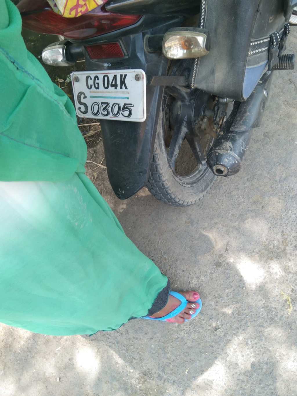 लापरवाही से बाइक चलाकर एक्सीडेन्ट करने वाले को सिपाहियों ने&nbsp;भगाया