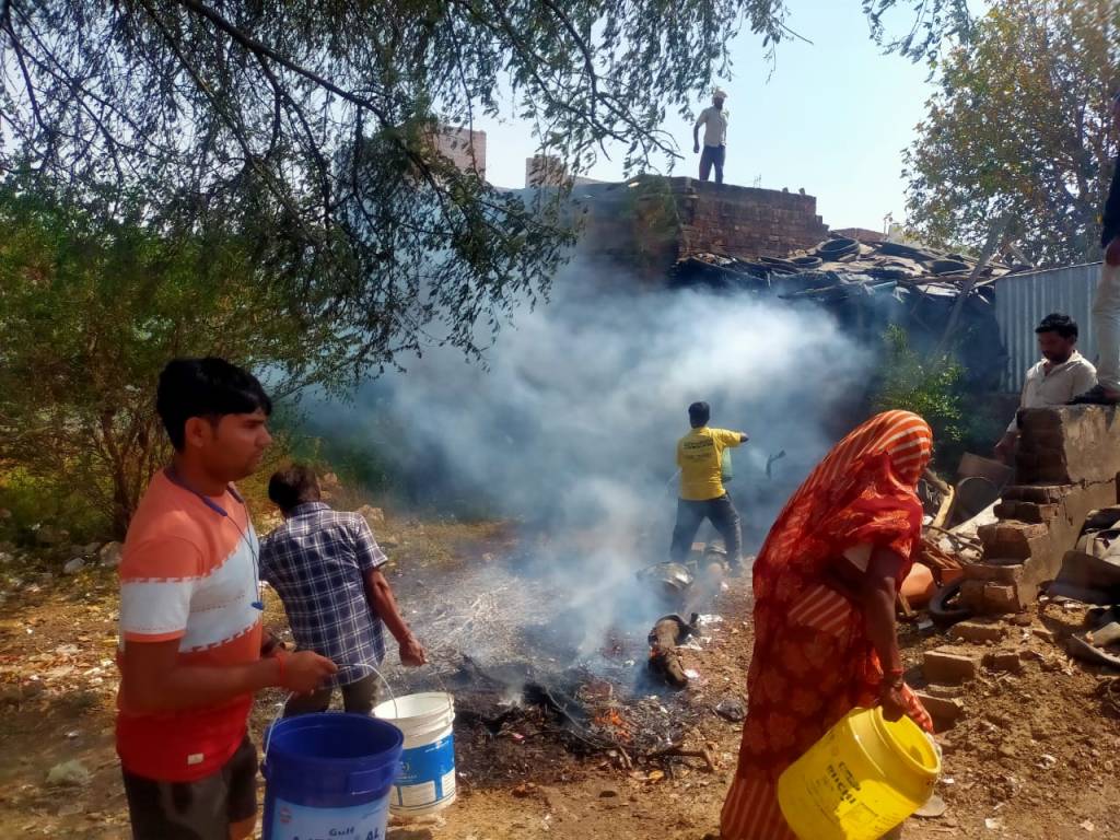 आग की लपटे उठती देख सिपाहियों ने दिखायी कर्तव्य भावना, बाल्टियों से पानी उलीच किया&nbsp;काबू