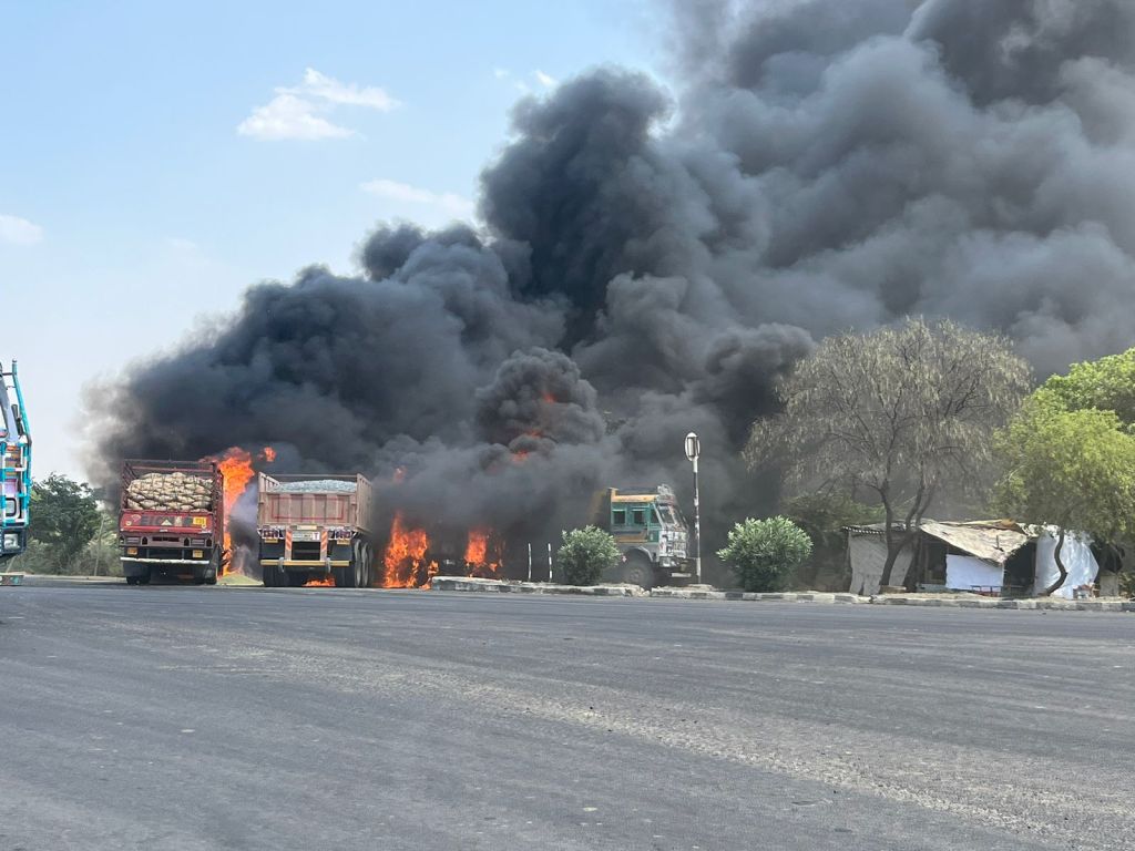 हाइवे पर वाहनों के धू धू करके जलने से मची रही अफरातफरी, चुनौती समक्ष होने पर दमकल विभाग की लापरवाही सामने&nbsp;आयी