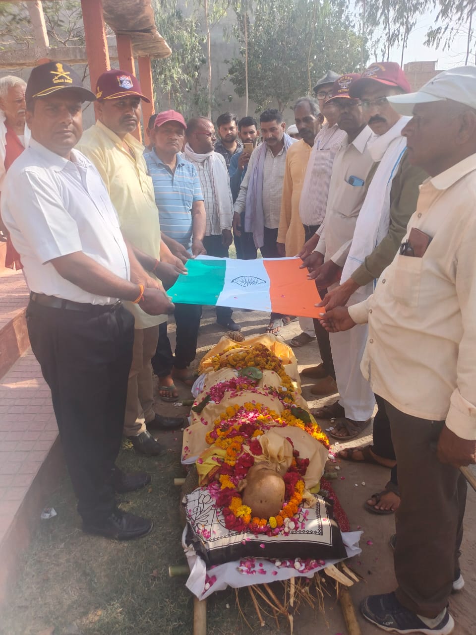 पाकिस्तान के साथ दो जंगों में पराक्रम दिखाने वाले राजाराम राठौर नहीं रहे, पूर्व सैनिकों ने सैनिक प्रोटोकाॅल के साथ दी अंतिम&nbsp;सलामी