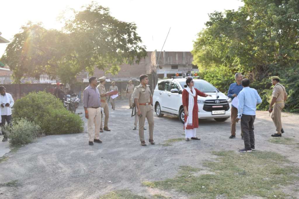 जिले के उच्चाधिकारियों ने दिखायी मतदाता महानुभावों के लिए सुविधाओं की फिक्र, विशिष्ट चिन्हित उरई के मतदान केन्द्रांे पर पहुंच किया भौतिक&nbsp;सत्यापन