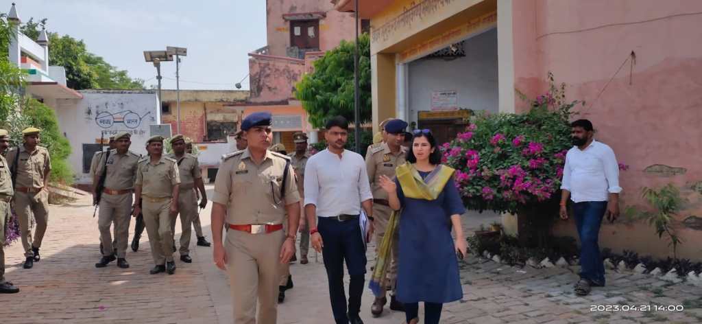 विशिष्ट चिन्हित बूथों का डीएम, एसपी ने लिया जायजा, व्यवस्थाओं के लिए जारी निर्देशांे की पूर्ति की स्थिति&nbsp;जानी