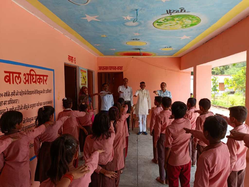 मलेरिया भगाने के लिए टीहर में ग्राम प्रधान ने बच्चों और ग्रामीणों को दिलायी साफ-सफाई की&nbsp;शपथ