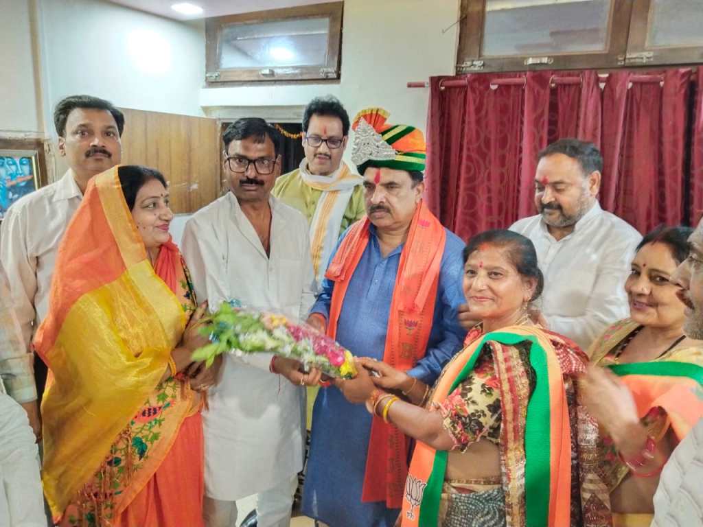 कोंच में सुनील लोहिया के आवास पर क्षेत्रीय अध्यक्ष ने चुनाव को ले कर की गहन&nbsp;मंत्रणा