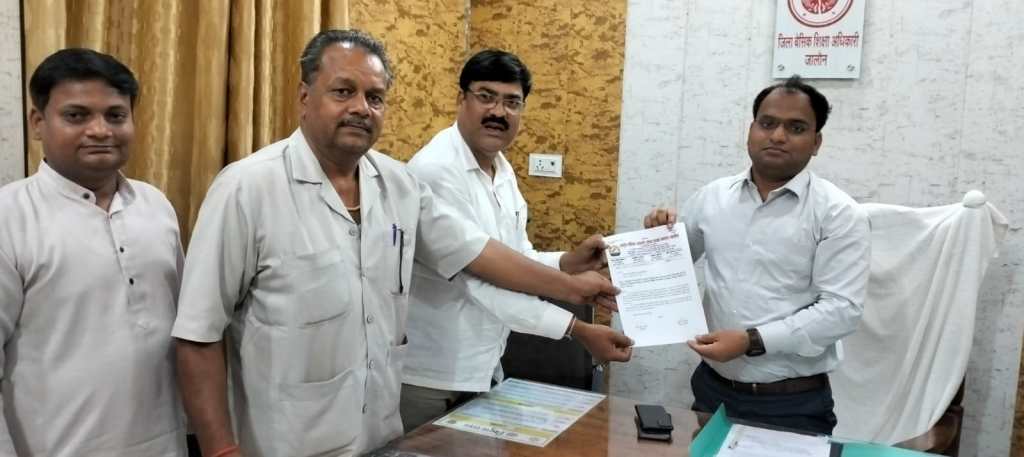 बाल गणना की ऑनलाइन फीडिंग बीआरसी स्तर पर कराने की माँग, राष्ट्रीय शैक्षिक महासंघ ने बीएसए को सौंपा&nbsp;ज्ञापन