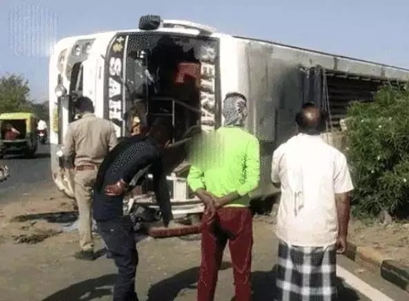 हाइवे पर पलटी टूरिस्ट बस, एक की मौत तीन दर्जन सवारियां&nbsp;घायल