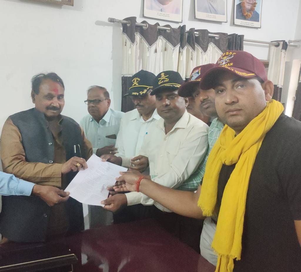 पूर्व सैनिकों ने केन्द्रीय मंत्री को सौंपा&nbsp;ज्ञापन