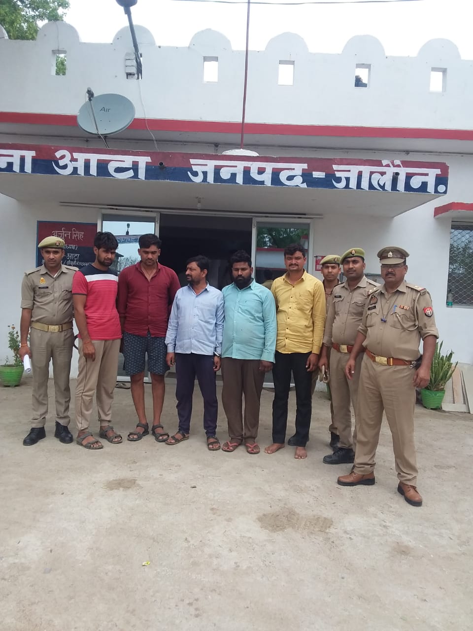 परासन सोलर प्लांट से नट बोल्ट चोरी कर बेचने वाले ठेकेदार और सुरक्षा गार्डों को पुलिस ने दबोचा, आटा बस स्टैण्ड के पास की परचून की दुकान की चोरी का भेद भी&nbsp;खोला