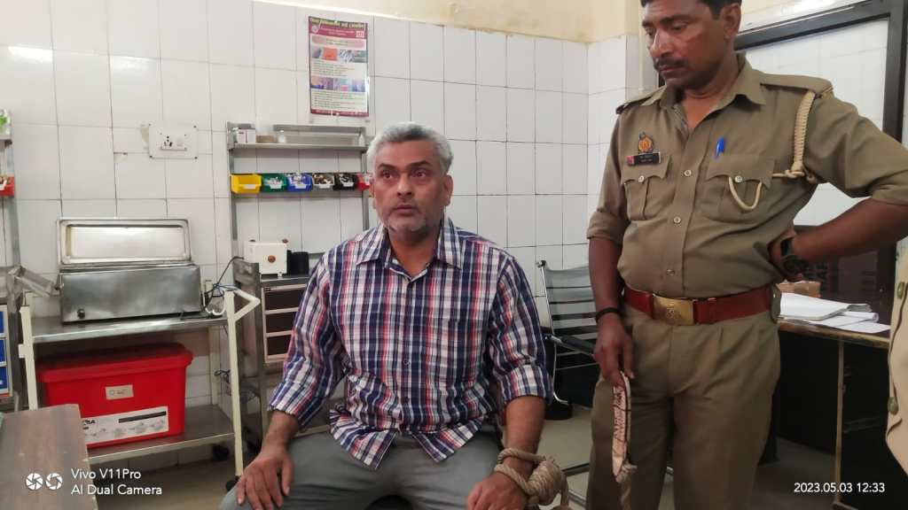 दुस्साहसः नगर पालिका में बैठे एडीएम नमामि गंगे विशाल यादव पर टूट पडा एक सनकी, दो दर्जन लोगों से झूमाझटकी के बाद आ सका काबू&nbsp;में