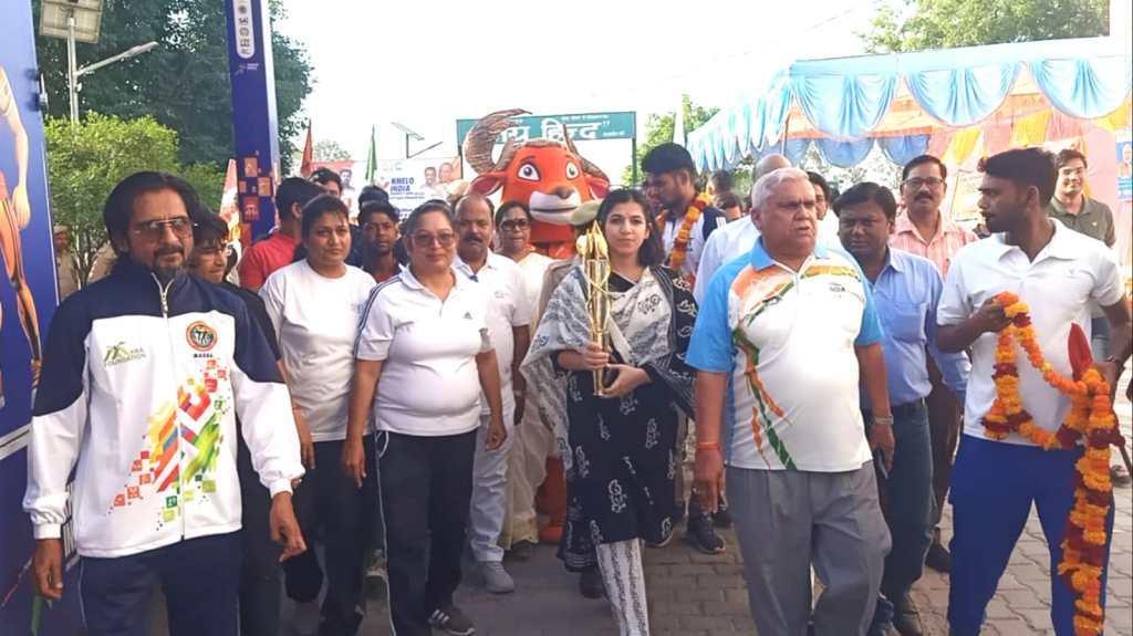 खेल प्रतिभाओं को आगे लाने का प्रयास, टॉर्च बैटल का हुआ उरई में भव्य स्वागत , जिलाधिकारी ने दिखाई हरी&nbsp;झंडी