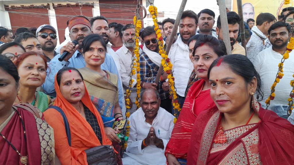 सदर विधायक ने सडक बनवाकर मुराद की पूरी तो मुहल्ले वासियों ने तुलादान से जताया&nbsp;आभार