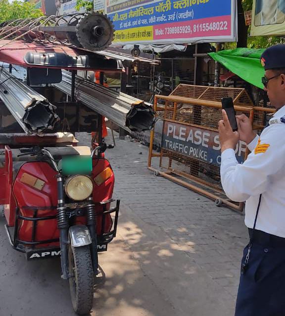 सरिया लादकर मौत का सामान भीड भरे इलाकों से गुजारने वाले ई-रिक्शों की आई शामत, ट्रैफिक पुलिस ने चालान के लिए दर्जनों के फोटो&nbsp;लिये