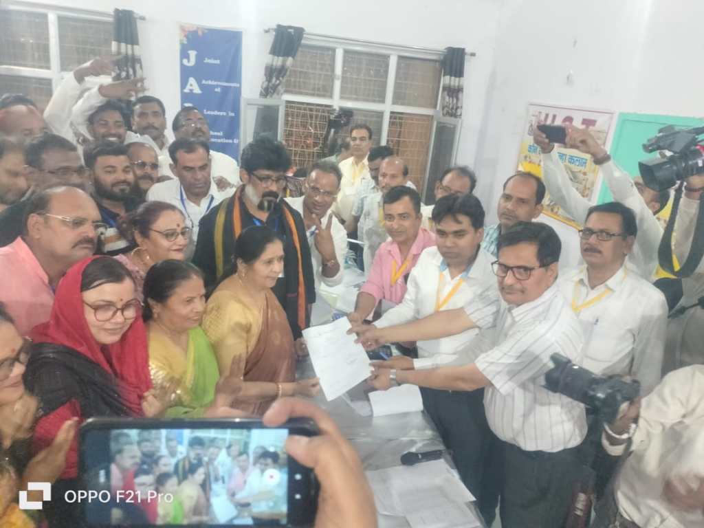 जिले में नगर निकायों के मिले जुले परिणाम, उरई में गिरजा देवी ने शुरू से बनायी बडी बढत, कई निकायों में नाटकीय ढंग से घोषणा के पहले बदले&nbsp;परिणाम