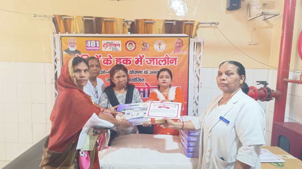 नवजात कन्यायों की माताओं को सम्मान पत्र&nbsp;भेंट