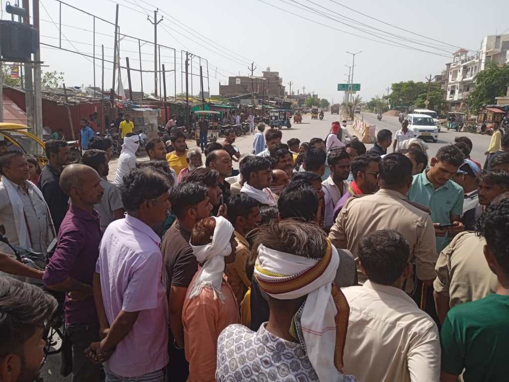 बिजली , पानी न मिलने से गुस्साए लोगों ने बघौरा बाईपास चौराहे पर लगाया&nbsp;जाम