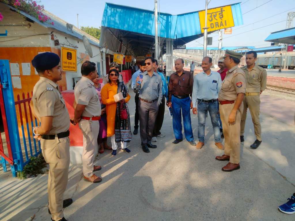 स्टेशन पर चलाया अटल योजना जागरूकता&nbsp;अभियान