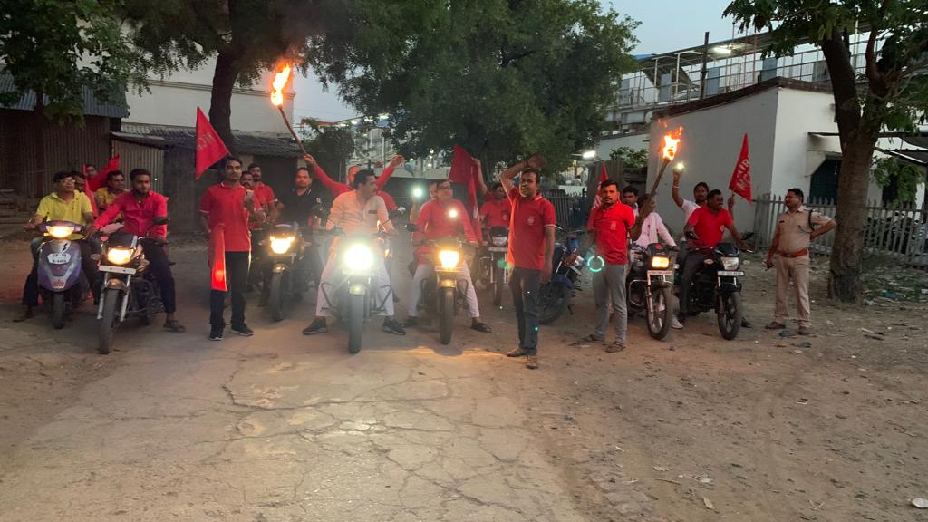 रेलवे यूनियन ने पुरानी पंेशन को लेकर मशाल लेकर निकाला मोटरसाइकिल&nbsp;मार्च