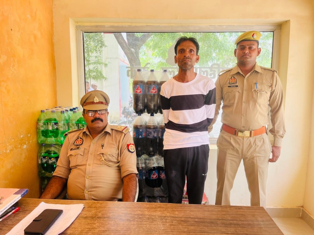 सिरसाकलार में कोल्डड्रिक्स की गोदाम में सेंधमारी करने वाले चोर को प्रभारी निरीक्षक केपी सरोज ने 24 घण्टे में दबोचा, सारा माल भी&nbsp;बरामद