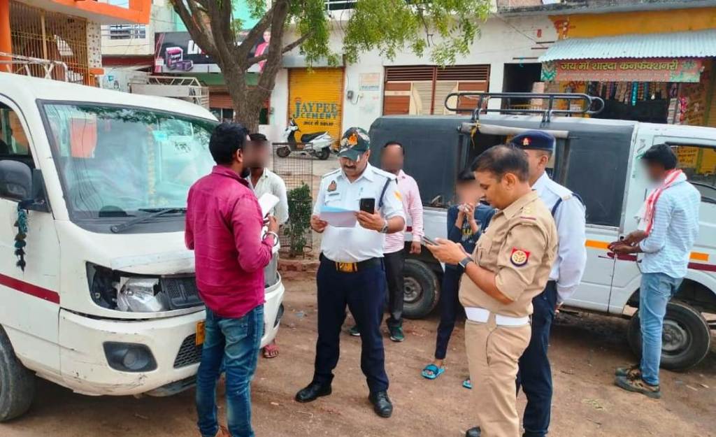 अवैध स्टैण्डों पर चला यातायात पुलिस का&nbsp;डण्डा