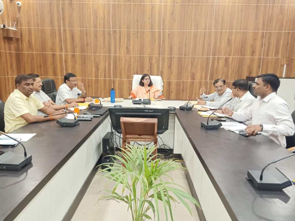 भूजल बढाने की डी एम के नेतृत्व में&nbsp;कवायद