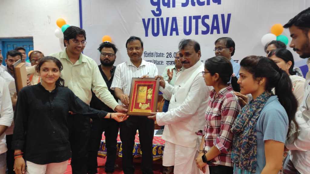 युवा उत्सव में सजी विभिन्न विभागों की आकर्षक झांकियों से  दर्शक हुए मुग्ध  