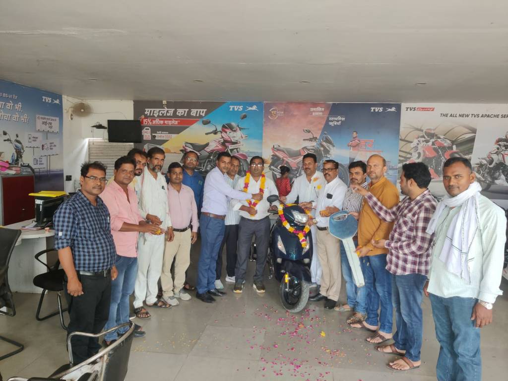 दिव्यांग शिवकुमार की नीरस जिंदगी में मददगारों ने फिर किया नया संचार, ट्राईस्कूटी की गिफ्ट पाकर हुआ&nbsp;निहाल